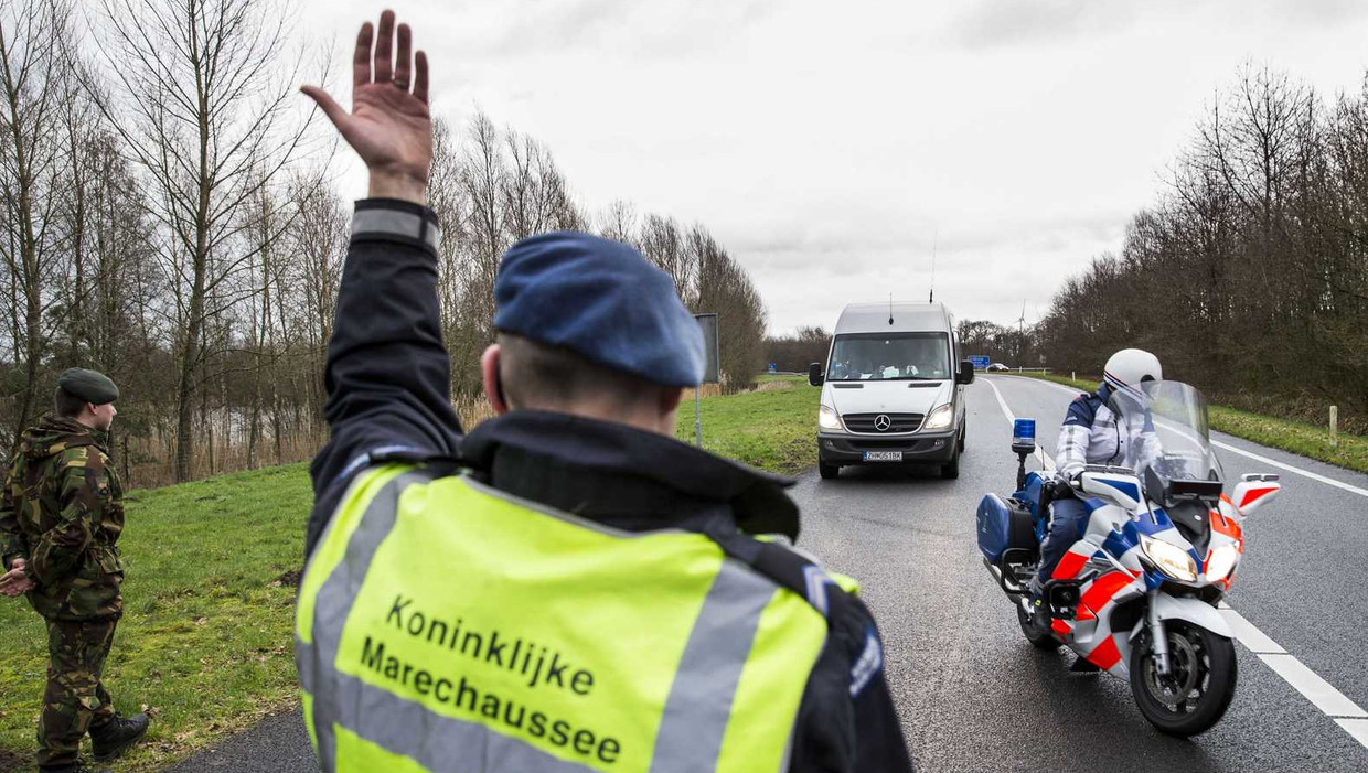 Op de A1 bij de grensovergang De Lutte werd gisteren de grenscontrole verscherpt. Beeld anp