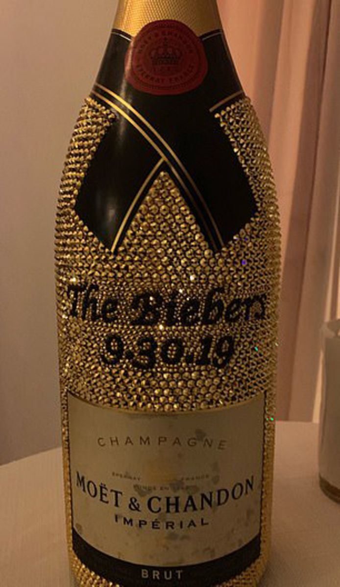 Hailey en Justin kozen voor champagne, in een aangepaste fles.