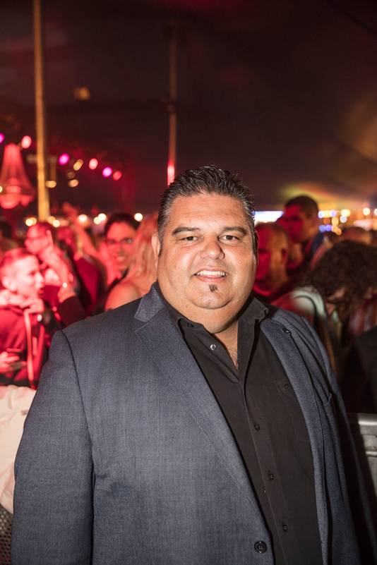 Django Wagner speelt in de feesttent.