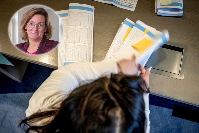 Het tellen van de stemmen is mensenwerk: in twee stembureaus in Oost Gelre zijn een aantal stemmen per abuis bij de verkeerde naam genoteerd. Dit is hersteld na een hertelling. Inzetje: Marieke Frank.