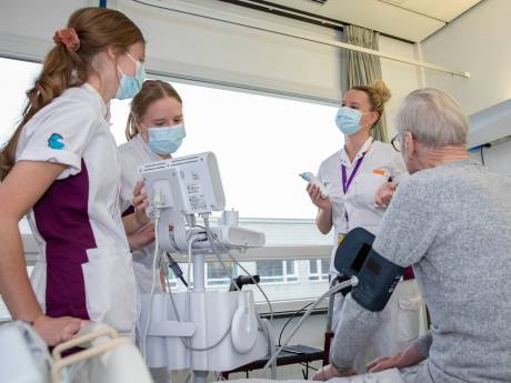 Mbo-studenten helpen bloedprikken om tekorten in de zorg tegen te gaan