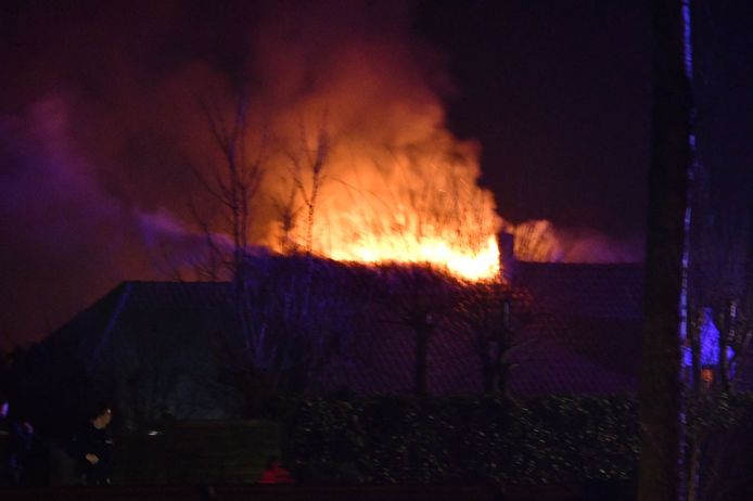 Bij aankomst van de brandweer sloegen de vlammen al door het dak van de woning.