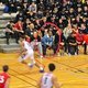 Amerikaanse rapper Kanye West kijkt doodleuk naar basketwedstrijd in Limburg