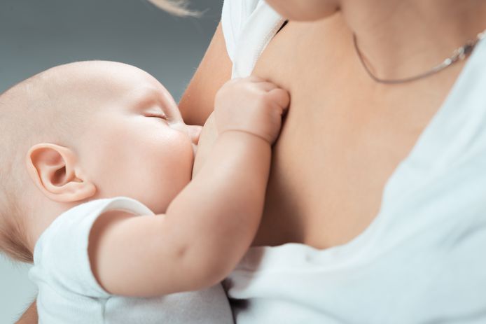Minder kraambezoek vanwege corona heeft een voordeel: lactatiekundigen zien meer moeders bij wie de borstvoeding goed gaat omdat er meer rust in huis is.