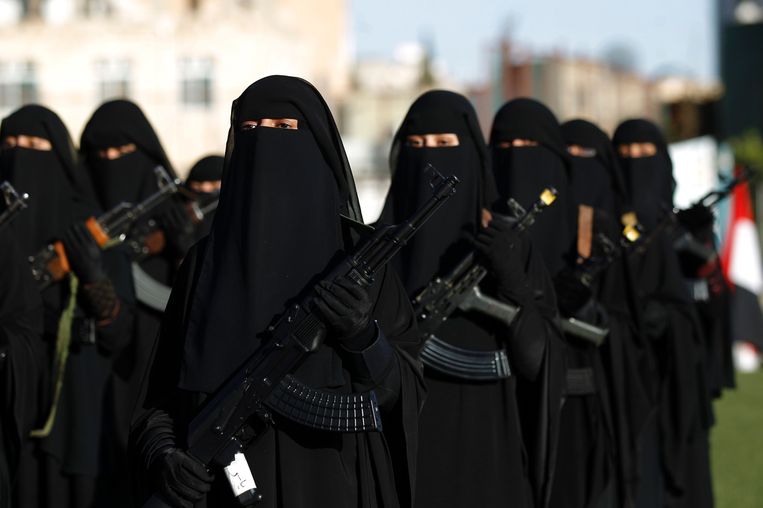 Jemenitische vrouwelijke strijders die aan de zijde van de Houthi-rebellen vechten in de hoofdstad Sanaa. Beeld afp