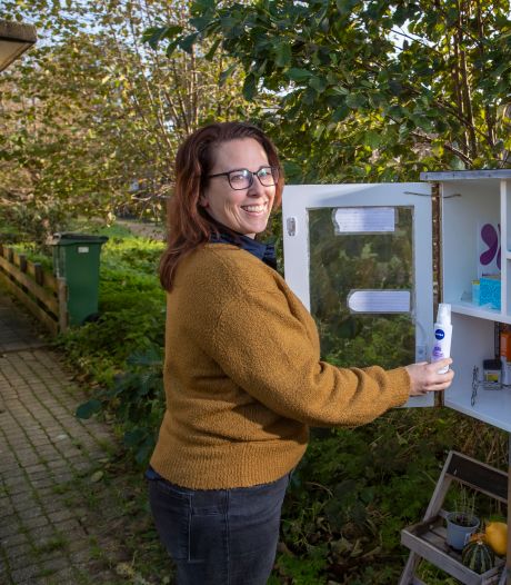 Leontine uit Wageningen blij met haar Buurtkastje: ‘Lagen er opeens schuimpjes, speciaal voor sinterklaas’