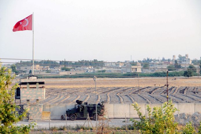 Een Turkse militaire patrouille aan de Turkse kant van de grens met Syrië.