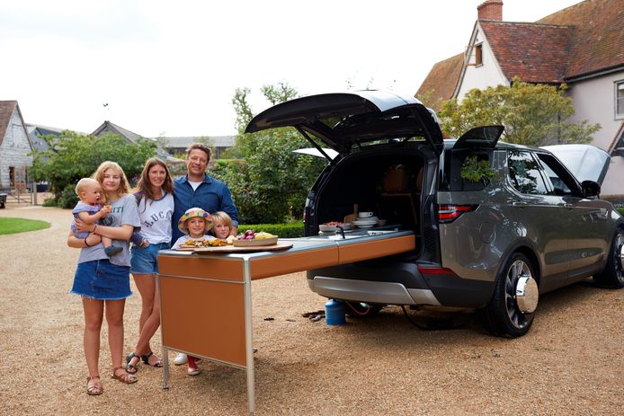 Jamie Oliver met zijn vrouw Jools en vier van hun vijf kinderen.