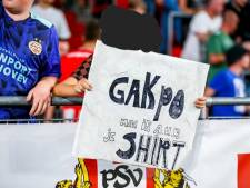 PSV wil geen zichtbare ‘schooibordjes’ meer in het Philips Stadion en gaat bij inlevering vooraf zelf shirts weggeven 