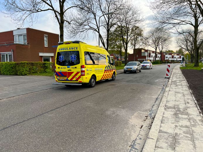 Een automobilist die op de Rijnstraat in Apeldoorn vrijdagavond op een fietsende vrouw botste, is er na het ongeval vandoor gegaan.