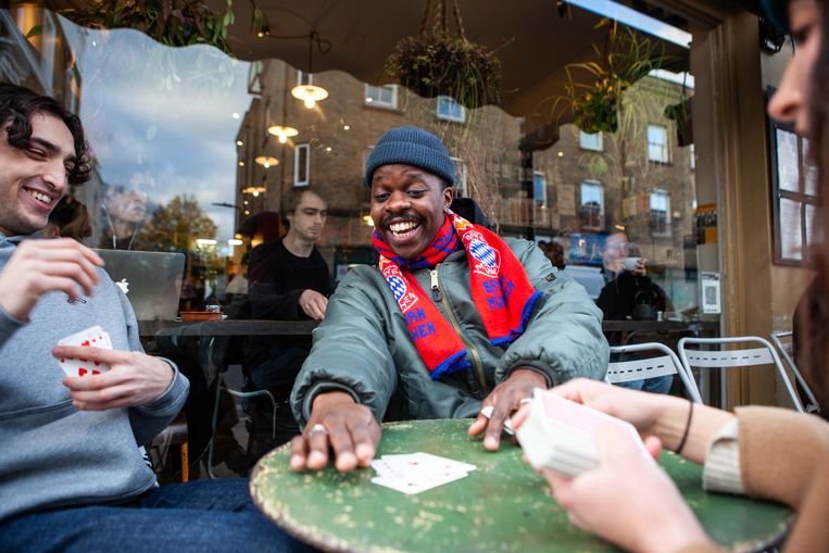 Op het terras maar ook binnen in de coffeeshop kunnen de Engelsen aangenaam verpozen zonder een coronapas te laten zien. Beeld Francesco Ragazzi