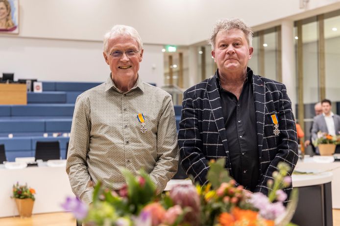 Jan van Rossum (CDA, links) en Ulbe Spaans van GroenLinks hebben bij hun afscheid als raadslid van de gemeente Westland een koninklijke onderscheiding gekregen.
