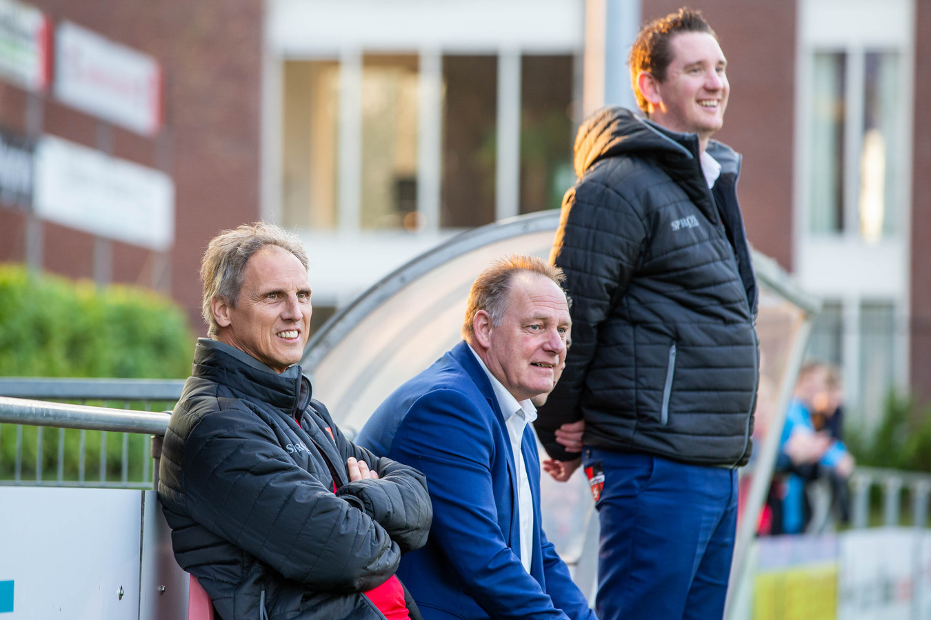Willie Willems (midden) in 2019 als assistent van Anton Janssen (links) bij De Treffers.