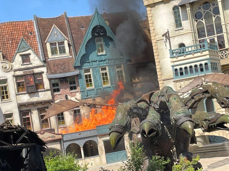 Brand bij show Raveleijn in Efteling, vlammen slaan uit decorstuk