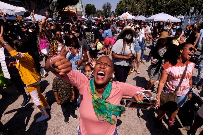 Mensen dansen tijdens de Juneteenth-viering dit jaar in Leimert Park Plaza in Los Angeles.
