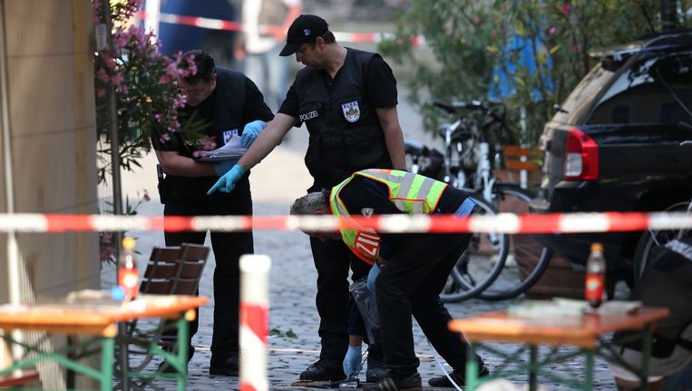 Politieagenten in Ansbach onderzoeken de plaats waar zondagavond een Syriër zichzelf opblies. Beeld EPA
