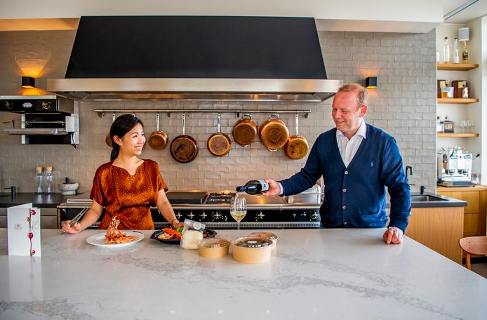 Monica Tsang, de maître-sommelier van O&O  met  Gommaar Theeuwes van Anfors Imperial.  Op ‘toernee’ doet het restaurant dit pinksterweekeinde Rotterdam aan.
