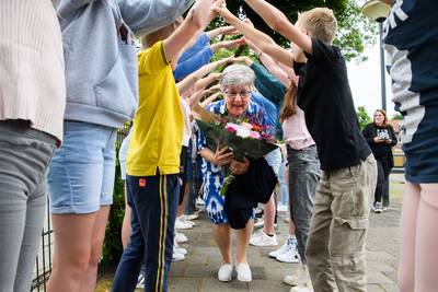Alice (66) ontpopte zich in Waspik tot de ideale juf voor groep 3: ‘Het mooiste schooljaar op de bas