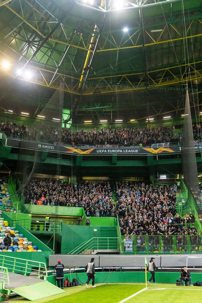 Het uitvak met PSV-supporters in Estádio José Alvalade XXI in Lissabon.