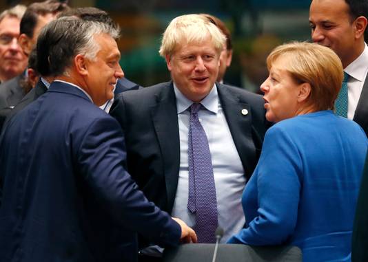 Johnson met Hongaars premier Viktor Orban en Duits bondskanselier Angela Merkel.