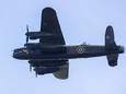 Een Lancaster van Battle of Britain Memorial Flight (BBMF) van de  Royal Air Force maakte vorig jaar ook een eerbetoon boven Markelo. Het toestel vloog drie rondjes over het dorp waar in het voorjaar van 1943 drie geallieerde bommenwerpers neerstortten, waarbij zeventien bemanningsleden om het leven kwamen.