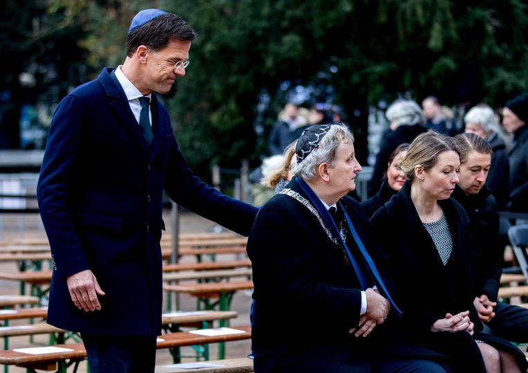 Premier Mark Rutte begroet burgemeester van Amsterdam Eberhard van der Laan tijdens de Nationale Holocaust Herdenking in januari van dit jaar Beeld ANP