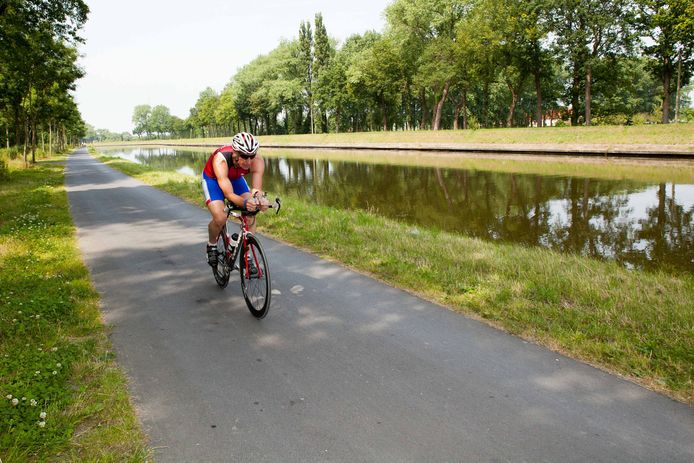 Een fietser langs het jaagpad naast het kanaal Brugge -Oostende, ter hoogte van het Waggelwater. Het is hier dat het ongeval zich afspeelde.