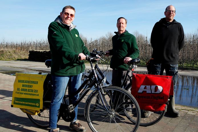 Coba, Gerrit en Ferry Bakker bezorgden, samen met de onlangs overleden Floor Bakker, de kranten in Schoonrewoerd, maar zijn er nu mee gestopt.