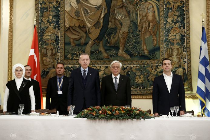 Erg hartelijk was de sfeer niet tijdens het staatsbanket: vlnr. Emine, de echtgenote van de Turkse president Tayyip Erdogan naast haar, Grieks president Prokopis Pavlopoulos en Grieks premier Alexis Tsipras.