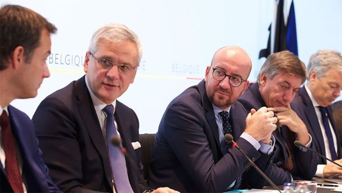CD&V-vicepremier Kris Peeters (2e l.) met de andere vicepremiers en premier Charles Michel (MR, midden).