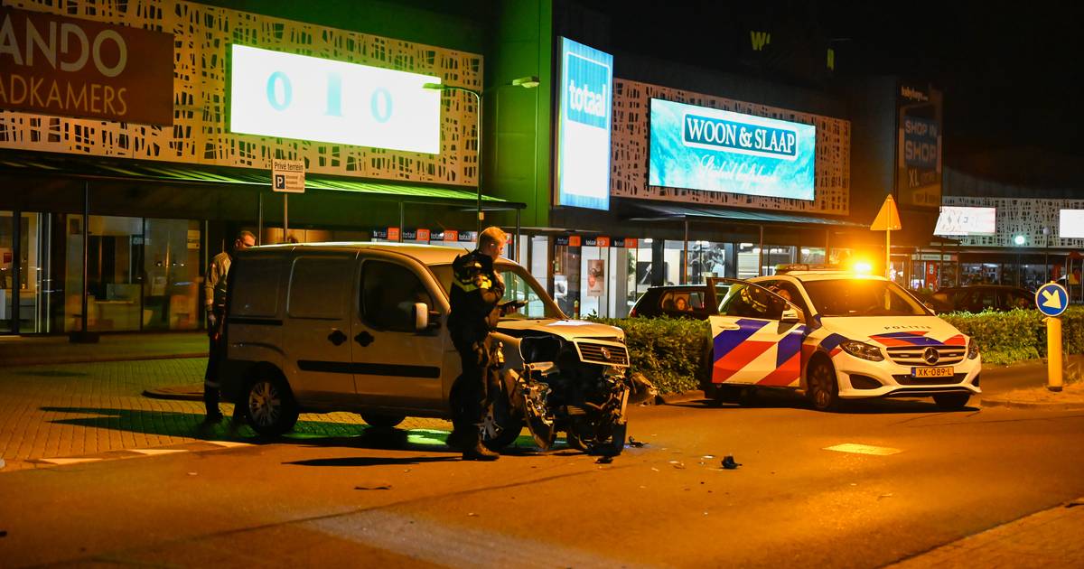 Gewonde en veel schade bij aanrijding Woonboulevard Almelo.