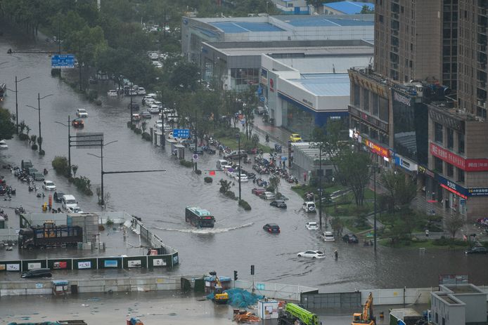 Veel straten in Zhengzhou stonden onder water.