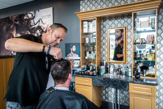 Derde generatie barbier Ronald Vullings in zijn kapsalon aan de Heistraat in Helmond.