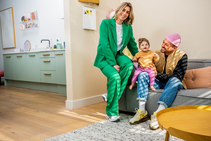 Britt en Cesar wonen met hun baby Mint in een huisje vol pastelkleuren in Overschie.