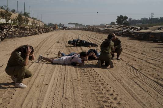 Giornalisti e soldati israeliani si mettono al riparo mentre vengono lanciati i razzi.