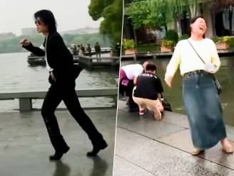 Michael Jackson-imitator moonwalkt meer in en toeschouwers gieren het uit
