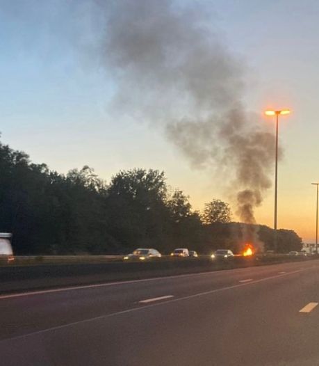 Wagen brandt uit op E40 richting Brussel: twee rijstroken versperd