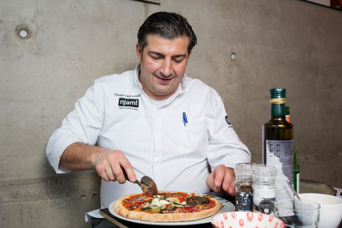 Topchef Peppe Giacomazza proeft verse pizza’s uit de supermarkt.