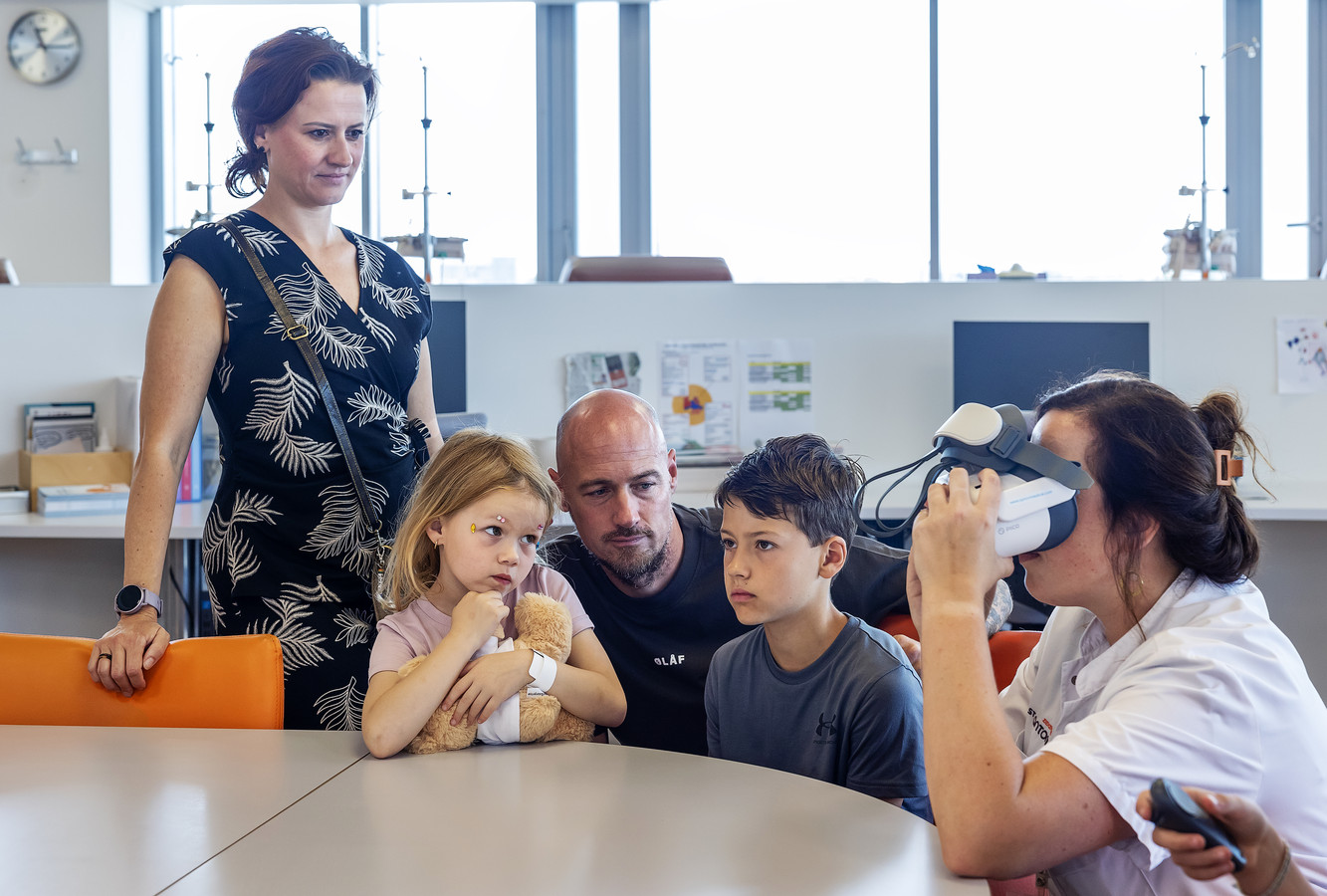 Mama heeft kanker, maar ziekenhuis blijft spannend: dus kijken James (9) en  Julia (5) mee op de oncologie | Foto | AD.nl