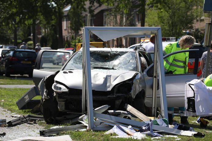 De man is tegen een bushokje aan de Schalkskampweg in Oss gereden.