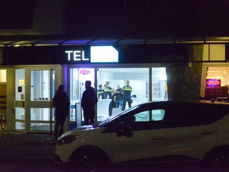 Telefoonwinkel in Rijswijk overvallen, zoektocht naar man met donkere winterjas en blauw mondmasker