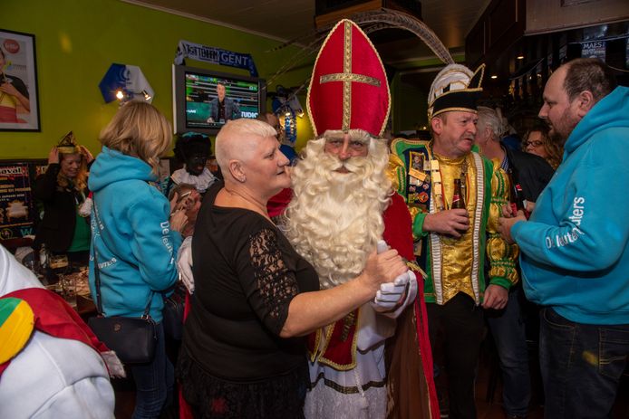 Sinterklaas bouwt feestje in café Den Dries in Wetteren.