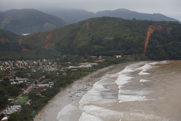 Luchtbeeld van de aardverschuivingen in en bji de Braziliaanse kuststad Sao Sebastiao.