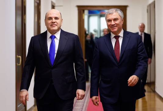 De Russische premier Mikhail Mishustin (links) en Vjatsjeslav Volodin, de voorzitter van het Lagerhuis van het Russische parlement (rechts). 