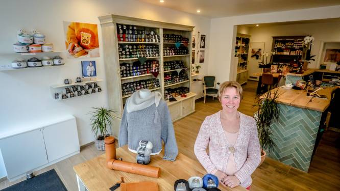 Breien en haken zijn weer in, en daarom opent Shirley (36) Het Hobbyhoekje in Brugge: “Stoffen moet je voélen”