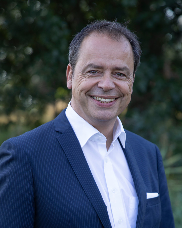 Burgemeester hijst zich in zwembroek voor opleiding lifeguard op de Schouwse stranden Foto