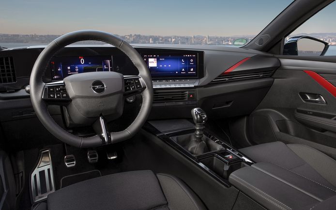 Het interieur van de Opel Astra.