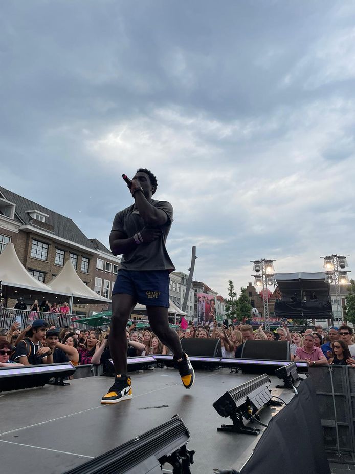 Zanger en rapper Frenna tijdens zijn optreden op de Grote Markt.