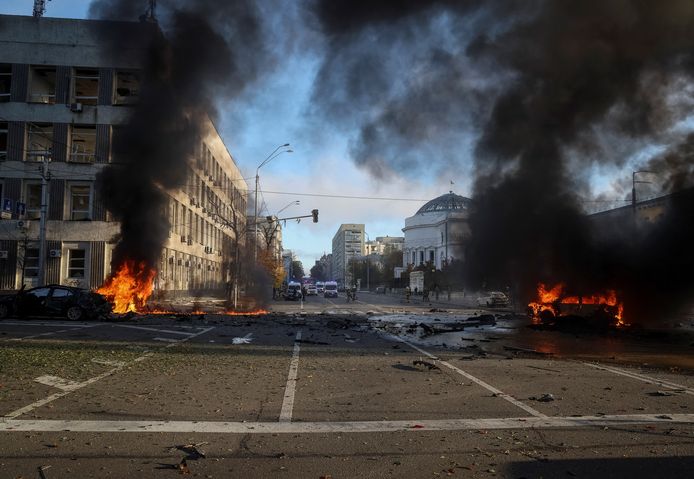 Auto's branden na raketaanslag in Kiev.