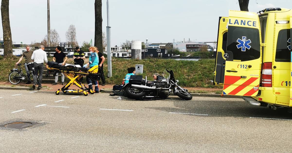 Motorduo gewond naar ziekenhuis na aanrijding in Nijmegen.